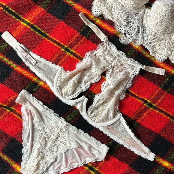 Victoria’s Secret M ivory bikini panty lace - Picture 3 of 9